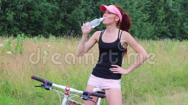 戴帽子的女骑自行车在森林里夏天喝纯<strong>净水</strong>